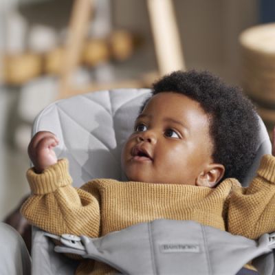 BabyBjörn Bliss Wipstoel - Geweven Kroonblad Quilt - Lichtgrijs BabyBjörn Bliss Wipstoel - Geweven Kroonblad Quilt - Lichtgrijs