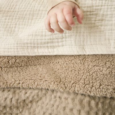 Meyco Baby Ledikantdeken Wafel Teddy Taupe 100 x 150 cm Meyco Baby Ledikantdeken Wafel Teddy Taupe 100 x 150 cm