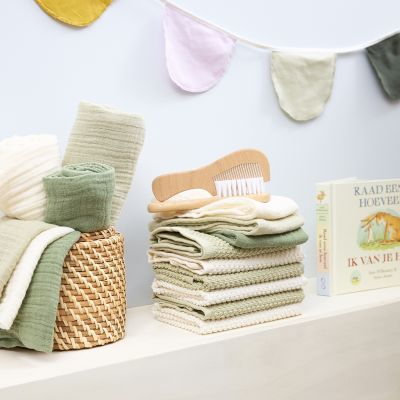Meyco Baby Uni Tetra Doeken - 3 Stuks - Pre-Washed Tetra - 70 x 70 cm - Naturel/Soft Olive/Olive Green Meyco Baby Uni Tetra Doeken - 3 Stuks - Pre-Washed Tetra - 70 x 70 cm - Naturel/Soft Olive/Olive Green