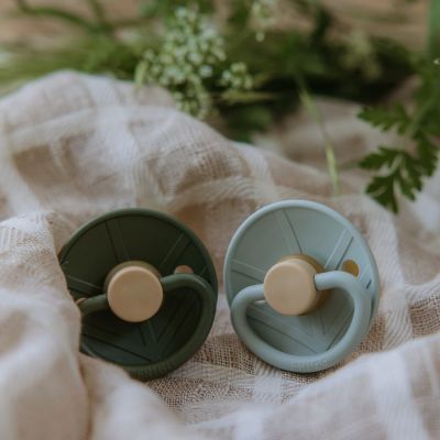 Frigg Little Viking Fopspeen - Rond - 2 Stuks - 0-6 Mnd - Sage/Olive