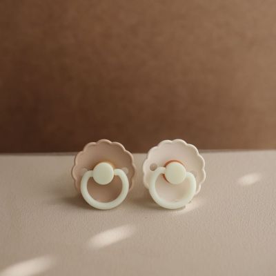Frigg Daisy Night Fopspeen - 6-18 mnd (2 stuks) - Croissant/Cream