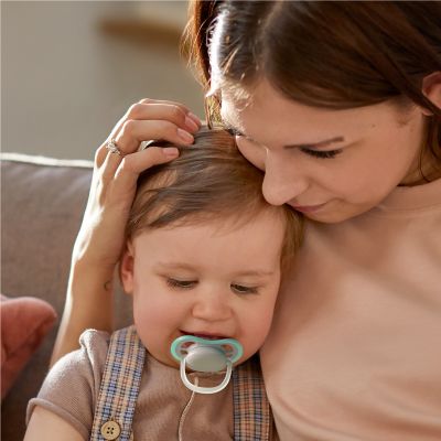 Philips Avent Ultra Air Fopspeen - 0-6 Mnd - 2 Stuks - Plant-based - Glow In The Dark Philips Avent Ultra Air Fopspeen - 0-6 Mnd - 2 Stuks - Plant-based - Glow In The Dark