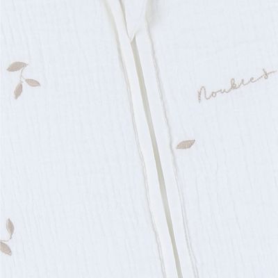 Noukie's F&O Slaapzak Met Borduursel - Maat 50 cm - Gewatteerde Mousseline - Wit 