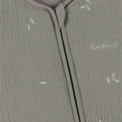 Noukie's F&O Slaapzak Met Borduursel - Maat 100 cm - Gewatteerde Mousseline - Kaki
