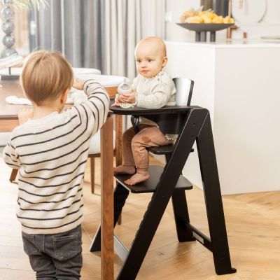 Kidsmill Up! Kinderstoel Incl. Houten Babyset - Eiken Zwart Kidsmill Up! Kinderstoel Incl. Houten Babyset - Eiken Zwart