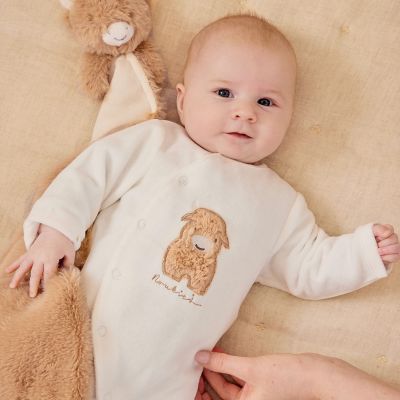 Noukie's F&O Pyjama Met Borduursel - 1 Mnd - Velours - Wit 