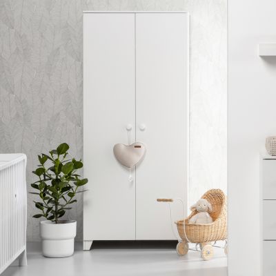 Europe Baby Sarah Ledikant 70 x 140 cm Incl. Juniorzijden/Commode 3 Laden/Hanglegkast 2 Deuren - Wit Europe Baby Sarah Ledikant 70 x 140 cm Incl. Juniorzijden/Commode 3 Laden/Hanglegkast 2 Deuren - Wit