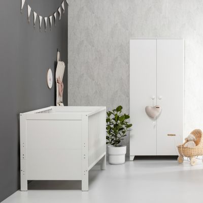Europe Baby Sarah Ledikant 70 x 140 cm Incl. Juniorzijden/Commode 3 Laden/Hanglegkast 2 Deuren - Wit Europe Baby Sarah Ledikant 70 x 140 cm Incl. Juniorzijden/Commode 3 Laden/Hanglegkast 2 Deuren - Wit