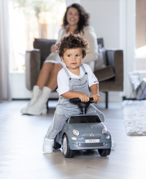 Kind op speelgoedauto